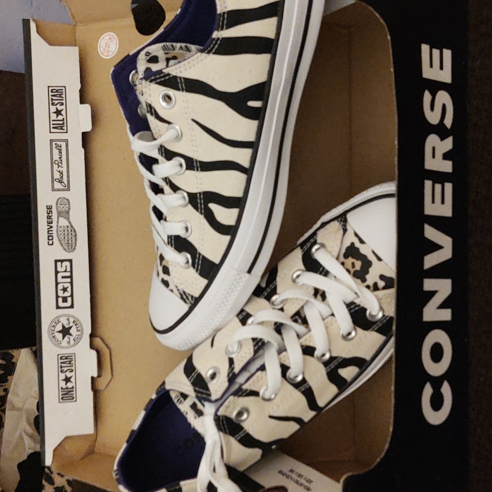 Unisex Converse sneakers size 9 women's/ 7 mens